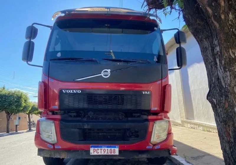 Caminhão Boiadeiro Volvo VM 270 8x2 à Venda – Pronto para Trabalho! - Imagem 1