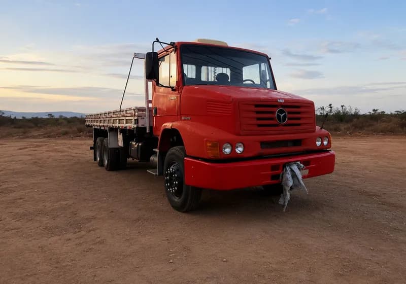 Caminhão Mercedes - Benz 1620 - 2001 - Imagem 1