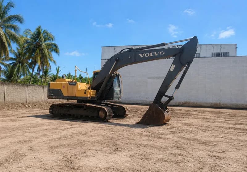 Escavadeira Volvo EC 200D - Imagem 1