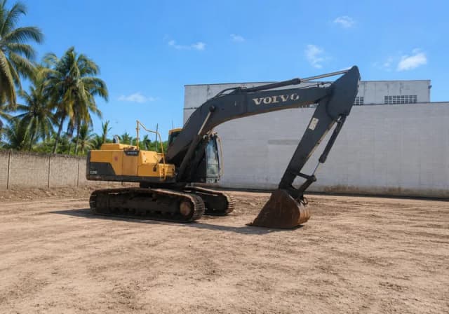Escavadeira Volvo EC 200D