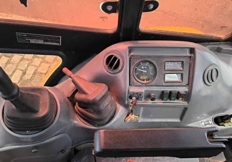 Retroescavadeira Muller Advance MR406 - Miniatura 7