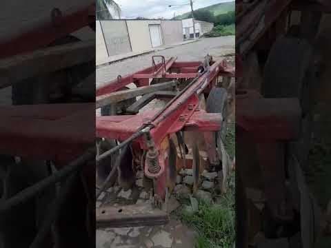 Conjunto Trator Valtra BM110 2013 + Grade Aradora Tatu de 18 discos - Vídeo