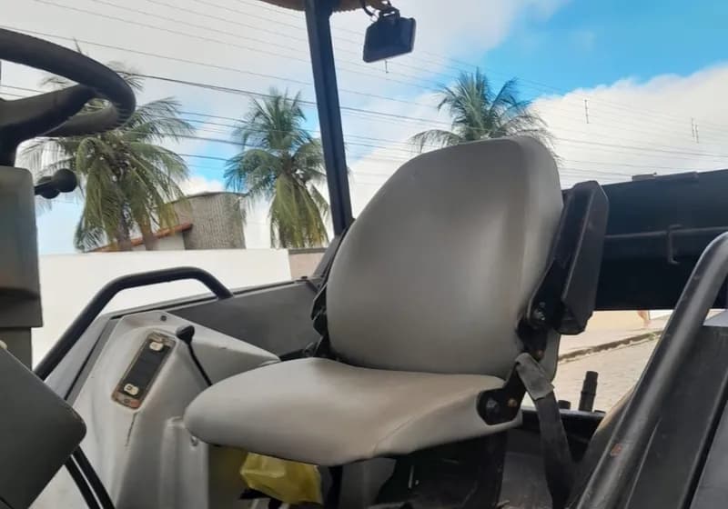 Conjunto Trator Valtra BM110 2013 + Grade Aradora Tatu de 18 discos - Miniatura 4